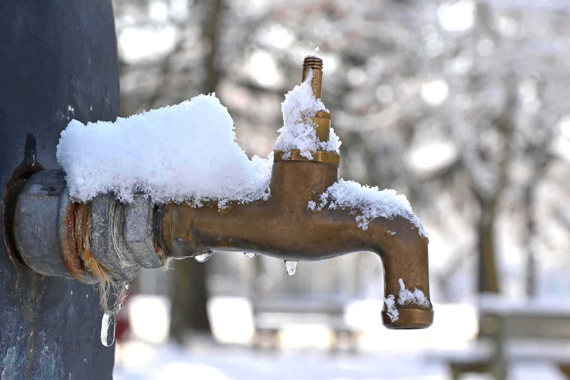 How To Thaw a Frozen Outdoor Faucet(Here's What to Do)