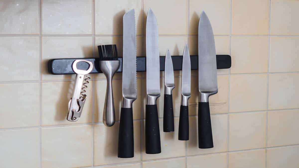 How Do Magnetic Knife Blocks Work? Explained (With Images)