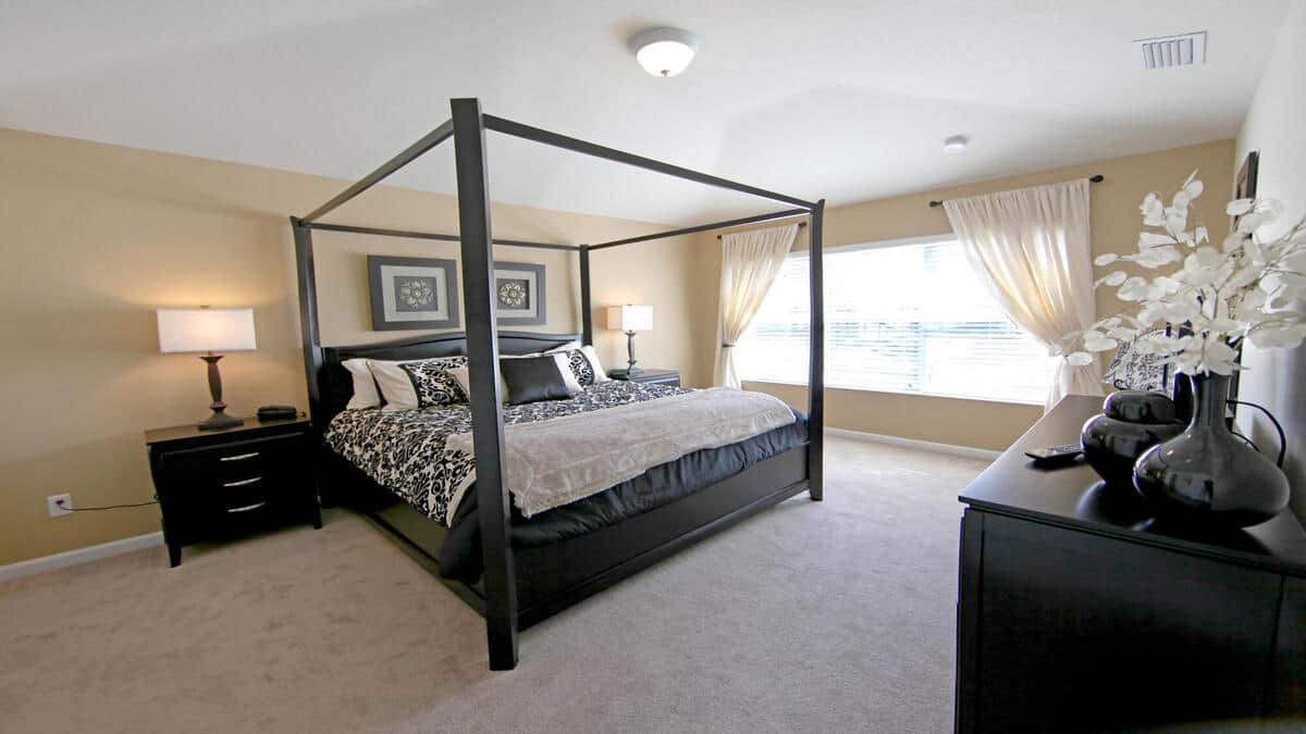 Four Poster Beds Aren't Out Of Style (17 Examples & Images)
